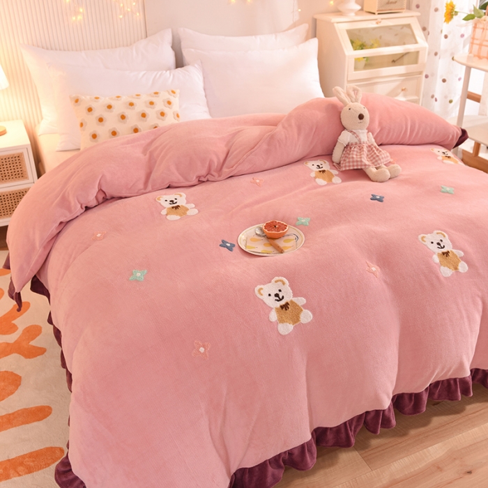 91家纺网 家纺一手货源 找家纺 甜之梦 2025新款毛巾绣牛奶绒单被套 小熊宝可梦淡粉