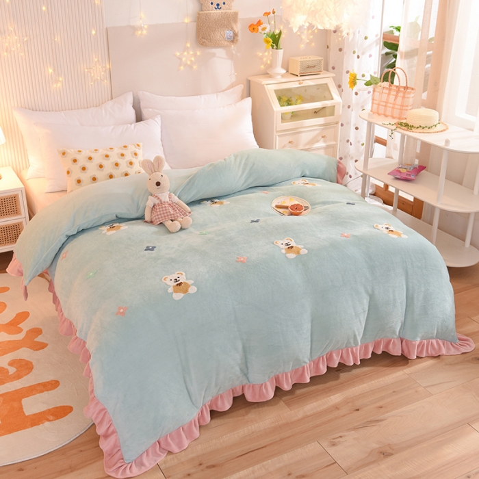 91家纺网 家纺一手货源 找家纺 甜之梦 2025新款毛巾绣牛奶绒单被套 小熊宝可梦嫩绿