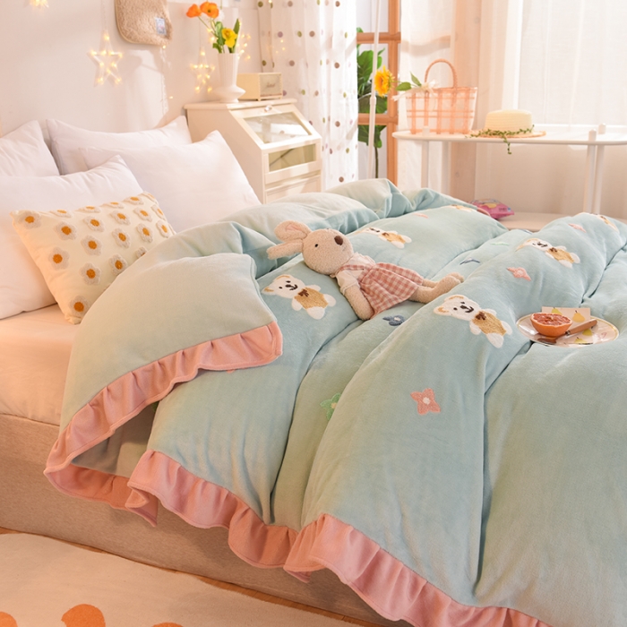 91家纺网 家纺一手货源 找家纺 甜之梦 2025新款毛巾绣牛奶绒单被套 小熊宝可梦嫩绿