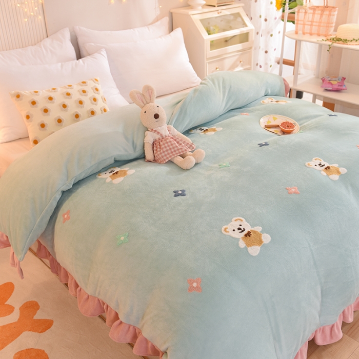 91家纺网 家纺一手货源 找家纺 甜之梦 2025新款毛巾绣牛奶绒单被套 小熊宝可梦嫩绿