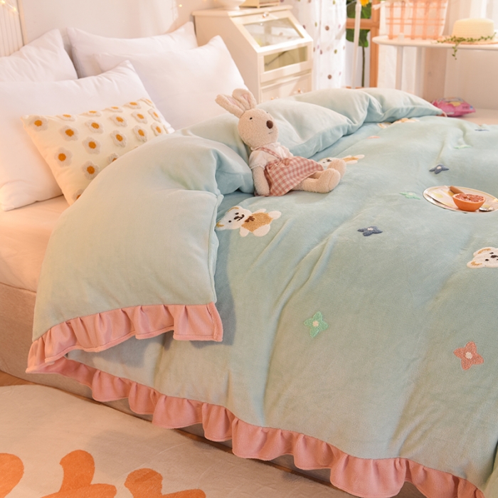 91家纺网 家纺一手货源 找家纺 甜之梦 2025新款毛巾绣牛奶绒单被套 小熊宝可梦嫩绿