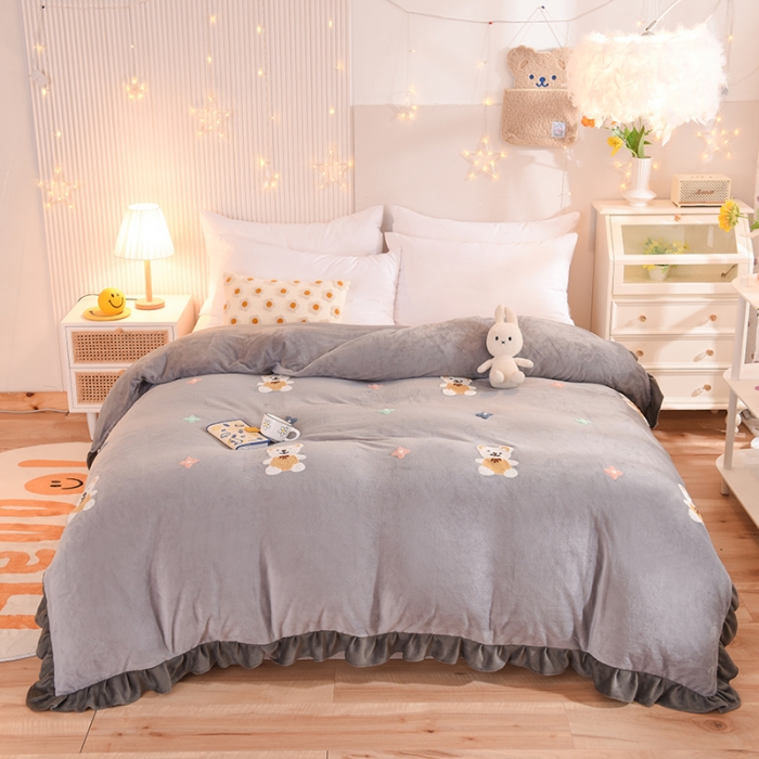 91家纺网 家纺一手货源 找家纺 甜之梦 2025新款毛巾绣牛奶绒单被套 小熊宝可梦浅灰