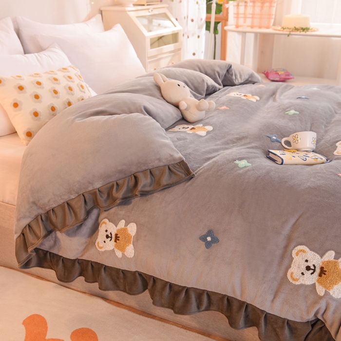 91家纺网 家纺一手货源 找家纺 甜之梦 2025新款毛巾绣牛奶绒单被套 小熊宝可梦浅灰