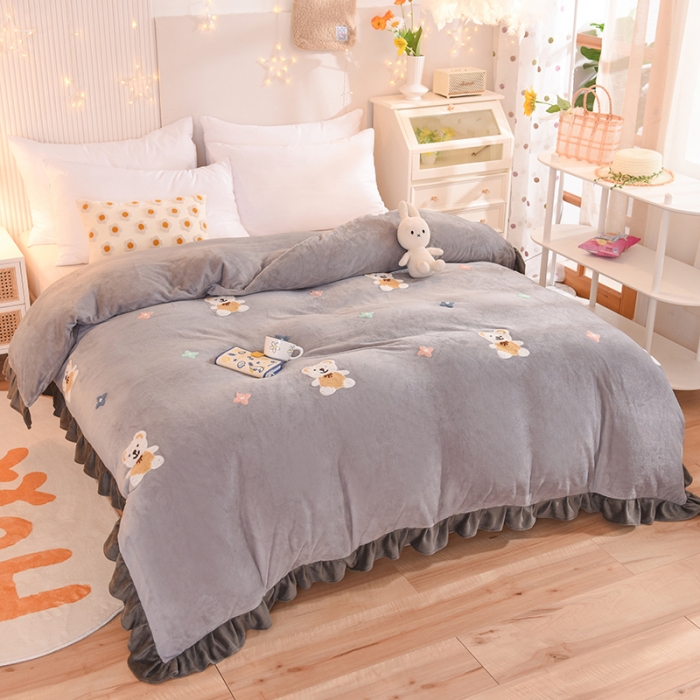 91家纺网 家纺一手货源 找家纺 甜之梦 2025新款毛巾绣牛奶绒单被套 小熊宝可梦浅灰