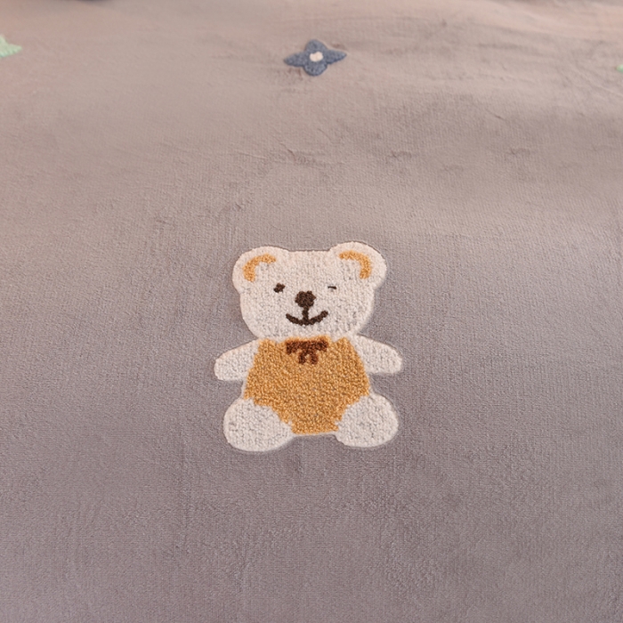 91家纺网 家纺一手货源 找家纺 甜之梦 2025新款毛巾绣牛奶绒单被套 小熊宝可梦浅灰