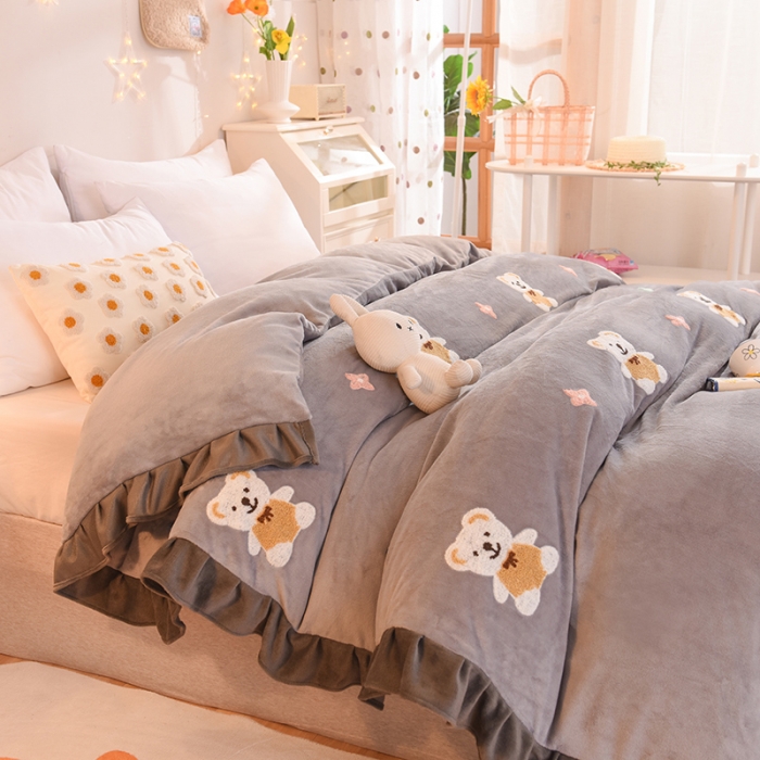 91家纺网 家纺一手货源 找家纺 甜之梦 2025新款毛巾绣牛奶绒单被套 小熊宝可梦浅灰