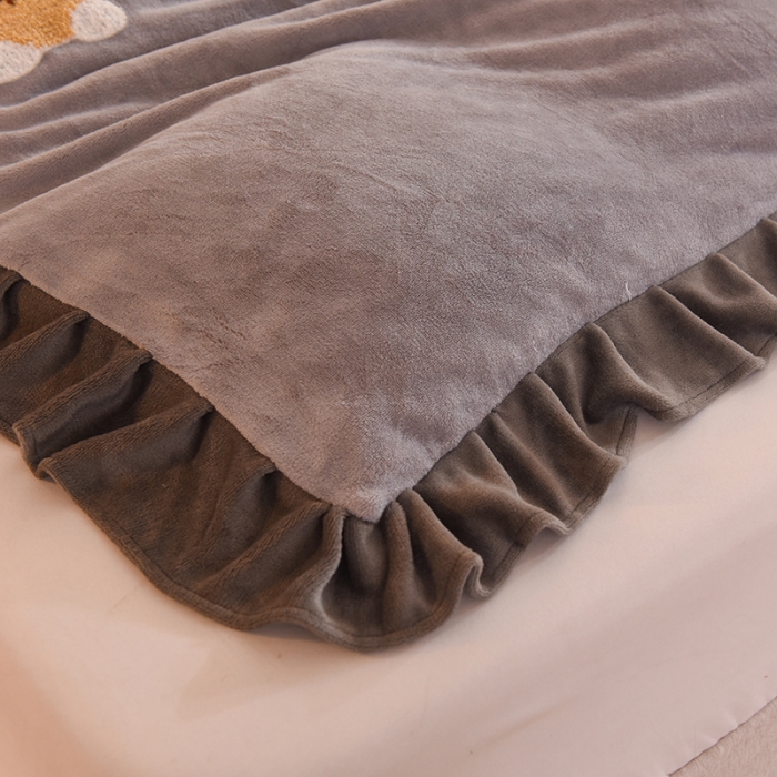 91家纺网 家纺一手货源 找家纺 甜之梦 2025新款毛巾绣牛奶绒单被套 小熊宝可梦浅灰