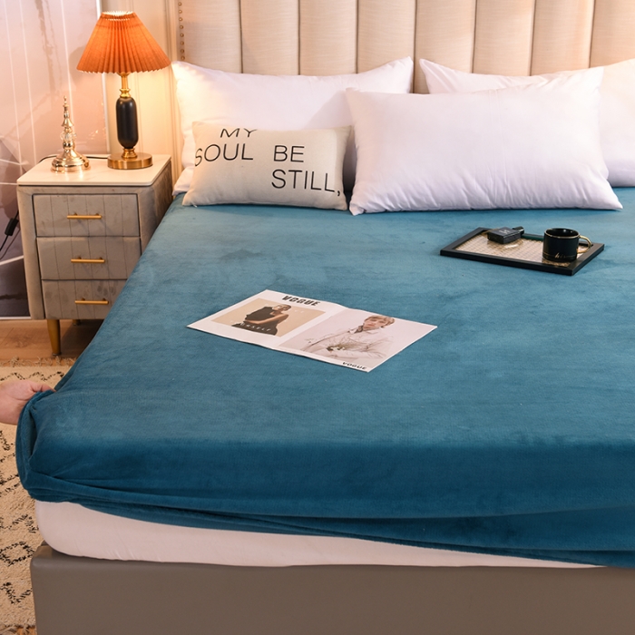 91家纺网 家纺一手货源 找家纺 甜之梦 2025新款毛巾绣牛奶绒单床笠 满天星宝石蓝