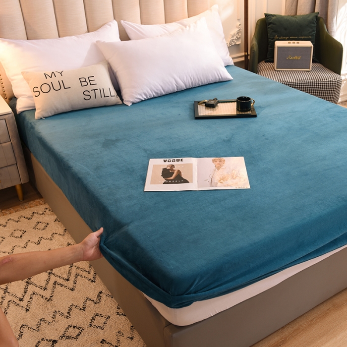 91家纺网 家纺一手货源 找家纺 甜之梦 2025新款毛巾绣牛奶绒单床笠 小熊宝可梦宝石蓝