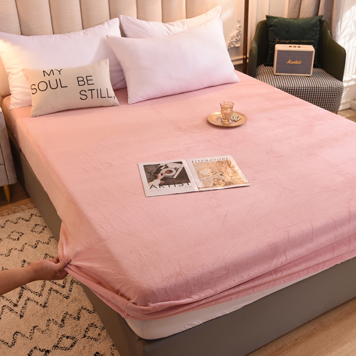 91家纺网 家纺一手货源 找家纺 甜之梦 2025新款毛巾绣牛奶绒单床笠 小熊宝可梦淡粉