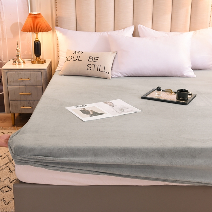 91家纺网 家纺一手货源 找家纺 甜之梦 2025新款毛巾绣牛奶绒单床笠 小熊宝可梦浅灰