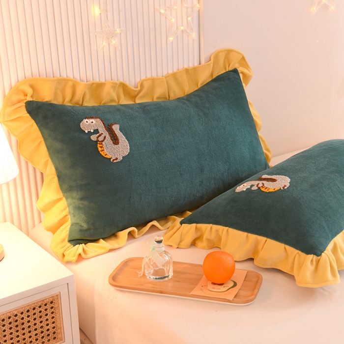 91家纺网 家纺一手货源 找家纺 甜之梦 2025新款毛巾绣牛奶绒单枕套 乖乖龙墨绿