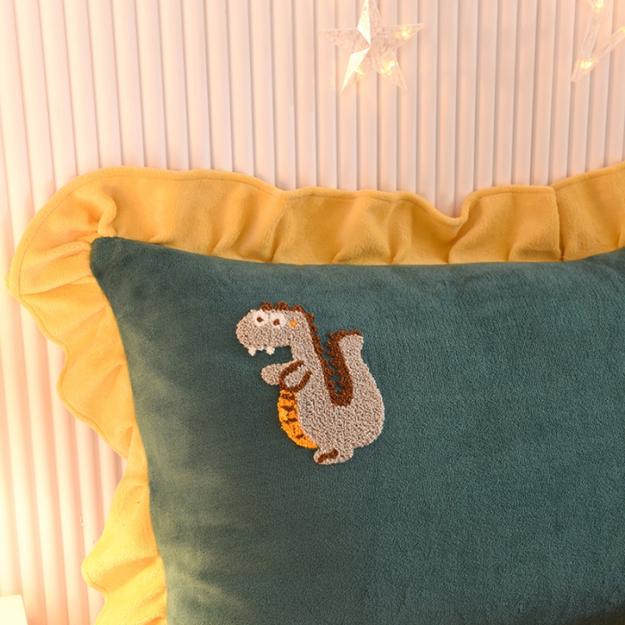 91家纺网 家纺一手货源 找家纺 甜之梦 2025新款毛巾绣牛奶绒单枕套 乖乖龙墨绿