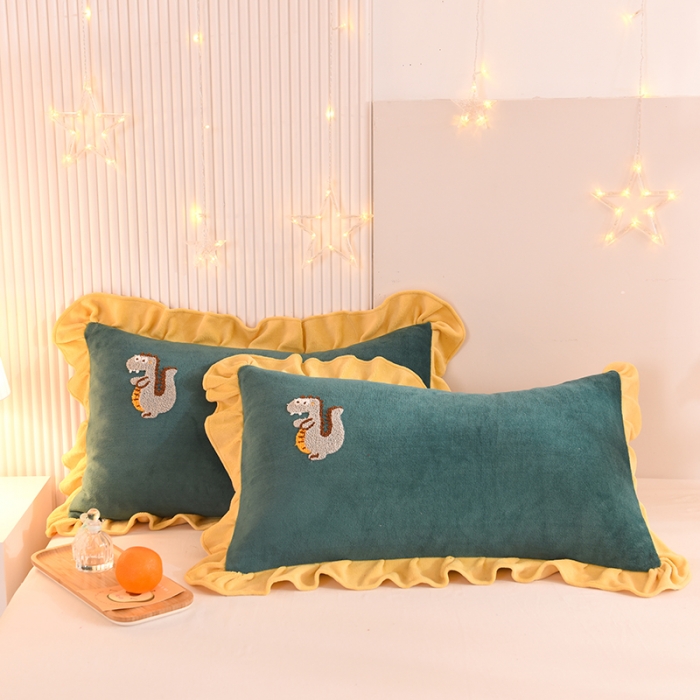 91家纺网 家纺一手货源 找家纺 甜之梦 2025新款毛巾绣牛奶绒单枕套 乖乖龙墨绿