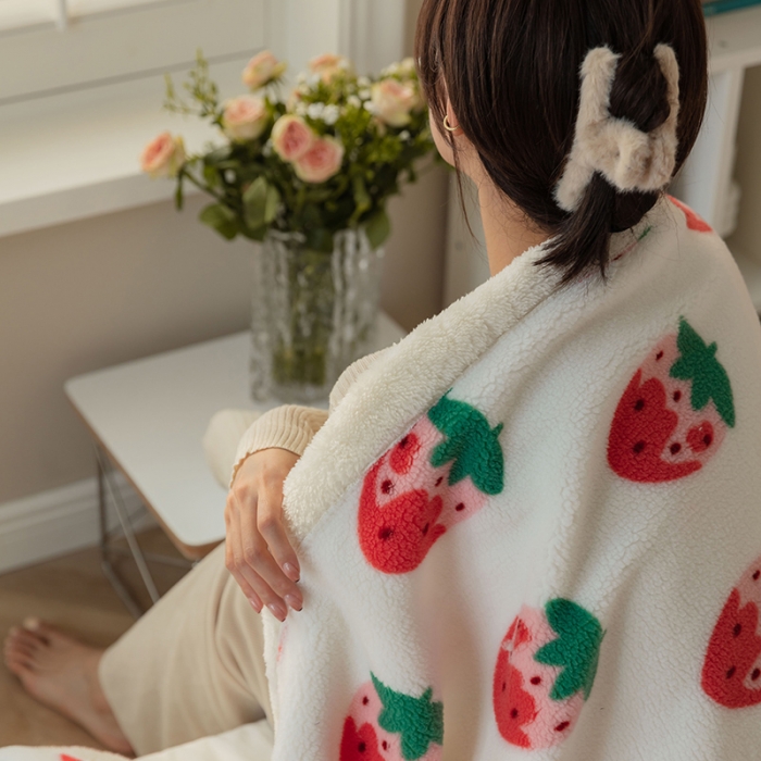 91家纺网 家纺一手货源 找家纺 澳梵家居 2021新款ins网红小颗粒羊羔绒双面绒毛毯 草莓味