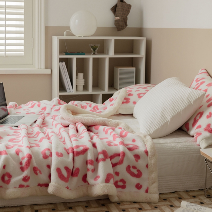 91家纺网 家纺一手货源 找家纺 澳梵家居 2021新款ins网红小颗粒羊羔绒双面绒毛毯 粉色小豹纹