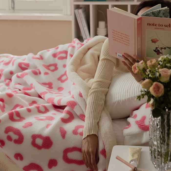 91家纺网 家纺一手货源 找家纺 澳梵家居 2021新款ins网红小颗粒羊羔绒双面绒毛毯 粉色小豹纹