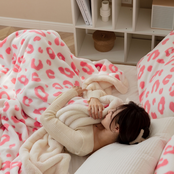 91家纺网 家纺一手货源 找家纺 澳梵家居 2021新款ins网红小颗粒羊羔绒双面绒毛毯 粉色小豹纹