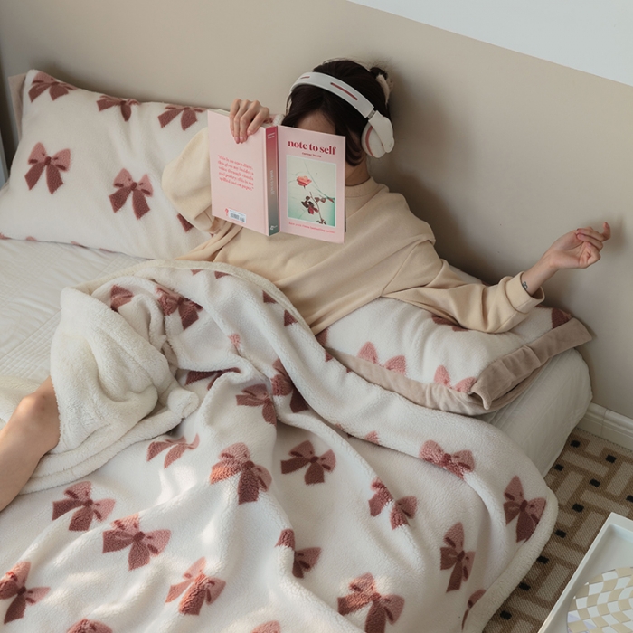 91家纺网 家纺一手货源 找家纺 澳梵家居 2021新款ins网红小颗粒羊羔绒双面绒毛毯 蝴蝶结