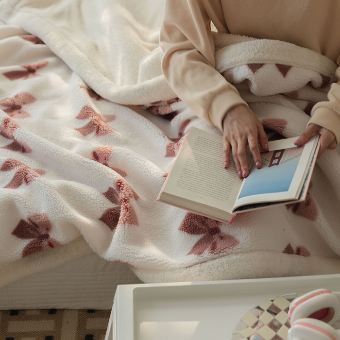 91家纺网 家纺一手货源 找家纺 澳梵家居 2021新款ins网红小颗粒羊羔绒双面绒毛毯 蝴蝶结