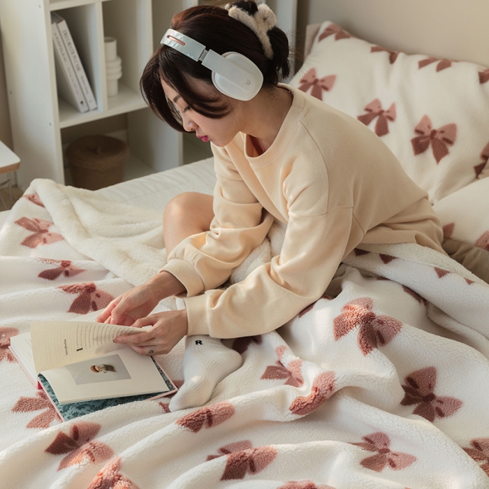 91家纺网 家纺一手货源 找家纺 澳梵家居 2021新款ins网红小颗粒羊羔绒双面绒毛毯 蝴蝶结