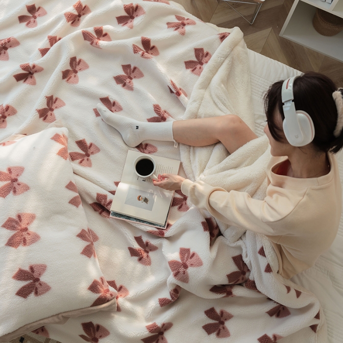 91家纺网 家纺一手货源 找家纺 澳梵家居 2021新款ins网红小颗粒羊羔绒双面绒毛毯 蝴蝶结