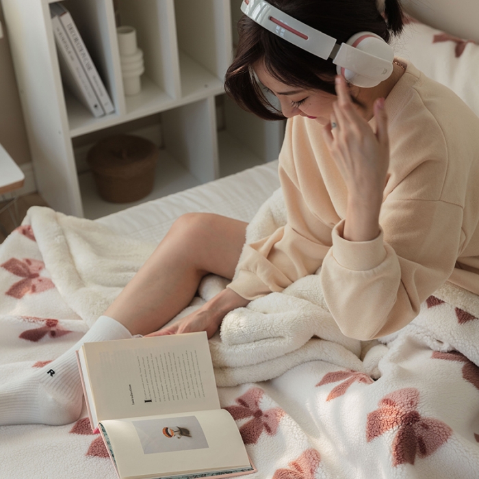 91家纺网 家纺一手货源 找家纺 澳梵家居 2021新款ins网红小颗粒羊羔绒双面绒毛毯 蝴蝶结