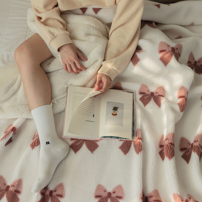 91家纺网 家纺一手货源 找家纺 澳梵家居 2021新款ins网红小颗粒羊羔绒双面绒毛毯 蝴蝶结