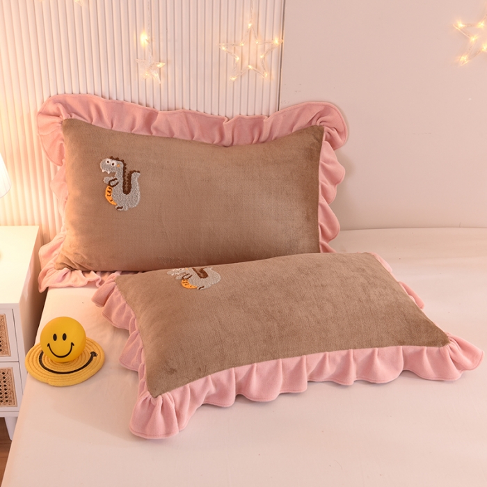 91家纺网 家纺一手货源 找家纺 甜之梦 2025新款毛巾绣牛奶绒单枕套 乖乖龙奶茶咖