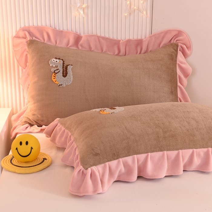 91家纺网 家纺一手货源 找家纺 甜之梦 2025新款毛巾绣牛奶绒单枕套 乖乖龙奶茶咖