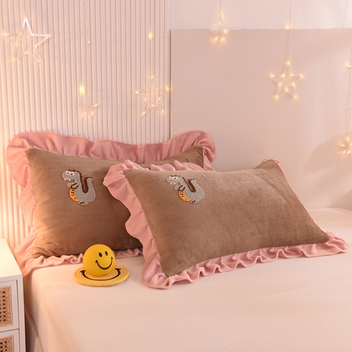 91家纺网 家纺一手货源 找家纺 甜之梦 2025新款毛巾绣牛奶绒单枕套 乖乖龙奶茶咖