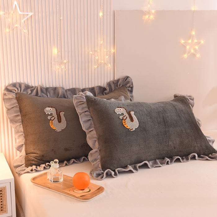 91家纺网 家纺一手货源 找家纺 甜之梦 2025新款毛巾绣牛奶绒单枕套 乖乖龙深灰