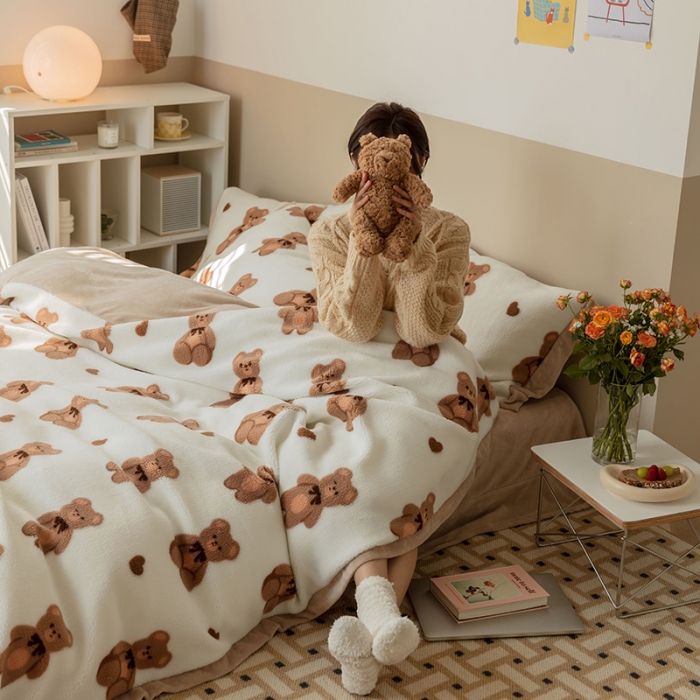 91家纺网 家纺一手货源 找家纺 澳梵家居 2021新款ins网红小颗粒羊羔绒牛奶绒绒四件套 布偶熊