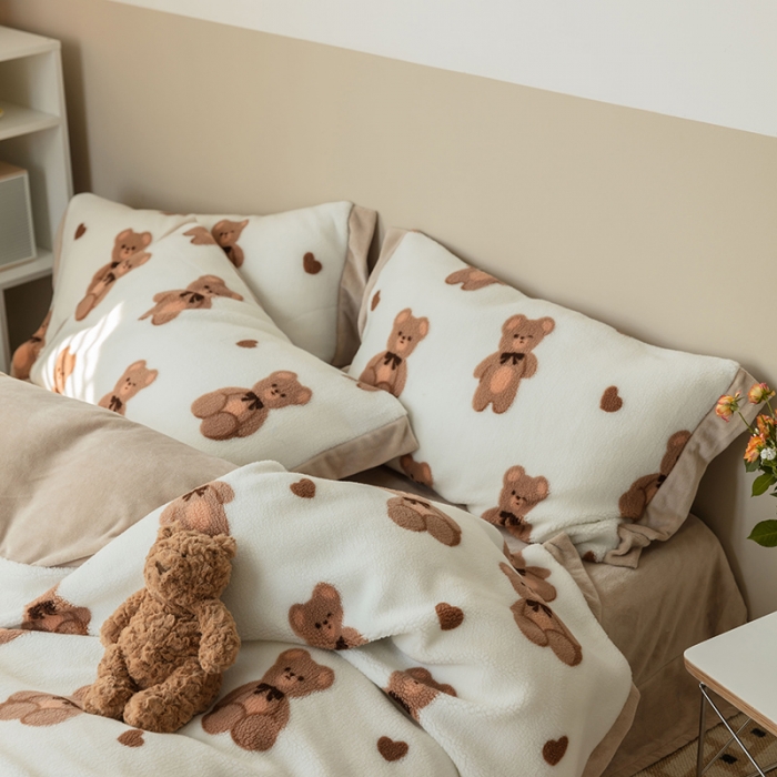 91家纺网 家纺一手货源 找家纺 澳梵家居 2021新款ins网红小颗粒羊羔绒牛奶绒绒四件套 布偶熊