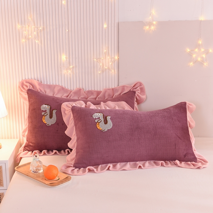 91家纺网 家纺一手货源 找家纺 甜之梦 2025新款毛巾绣牛奶绒单枕套 乖乖龙紫豆沙