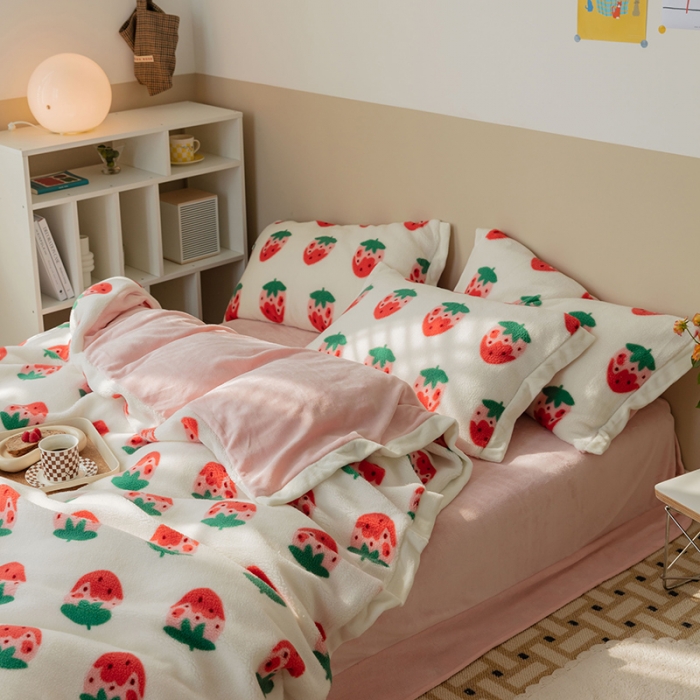 91家纺网 家纺一手货源 找家纺 澳梵家居 2021新款ins网红小颗粒羊羔绒牛奶绒绒四件套 草莓味