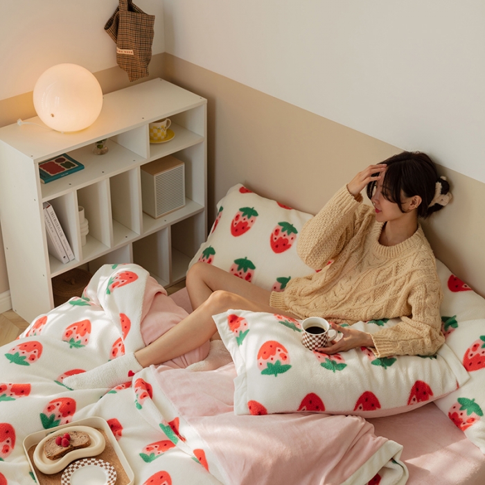 91家纺网 家纺一手货源 找家纺 澳梵家居 2021新款ins网红小颗粒羊羔绒牛奶绒绒四件套 草莓味