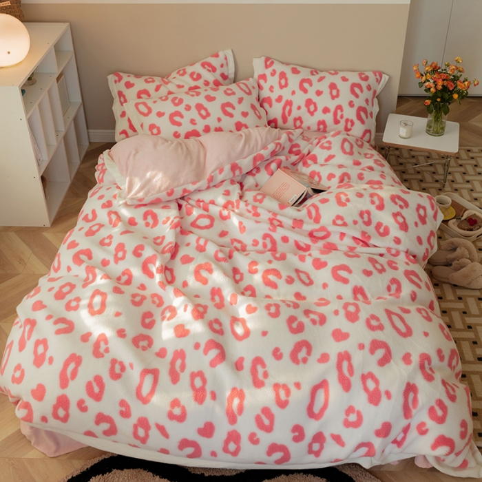 91家纺网 家纺一手货源 找家纺 澳梵家居 2021新款ins网红小颗粒羊羔绒牛奶绒绒四件套 粉色小豹纹