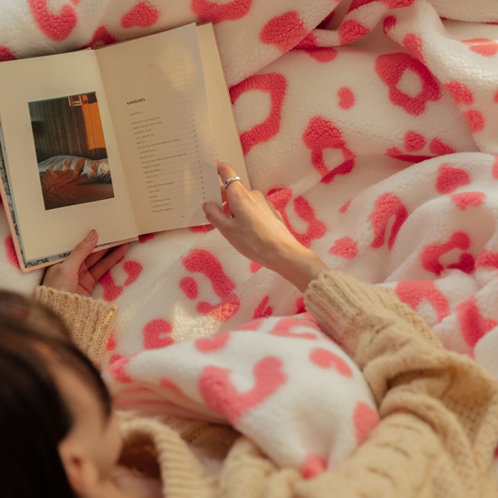 91家纺网 家纺一手货源 找家纺 澳梵家居 2021新款ins网红小颗粒羊羔绒牛奶绒绒四件套 粉色小豹纹