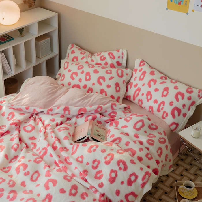 91家纺网 家纺一手货源 找家纺 澳梵家居 2021新款ins网红小颗粒羊羔绒牛奶绒绒四件套 粉色小豹纹