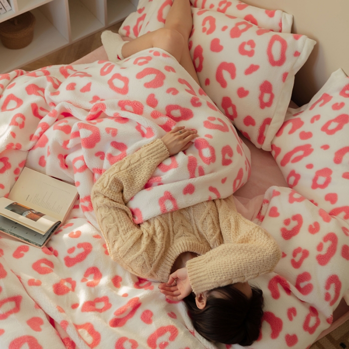 91家纺网 家纺一手货源 找家纺 澳梵家居 2021新款ins网红小颗粒羊羔绒牛奶绒绒四件套 粉色小豹纹