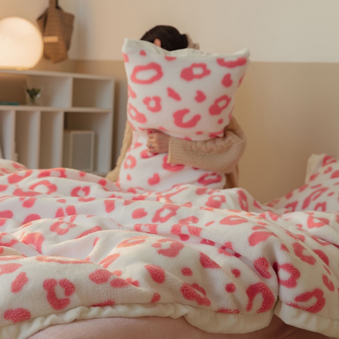 91家纺网 家纺一手货源 找家纺 澳梵家居 2021新款ins网红小颗粒羊羔绒牛奶绒绒四件套 粉色小豹纹