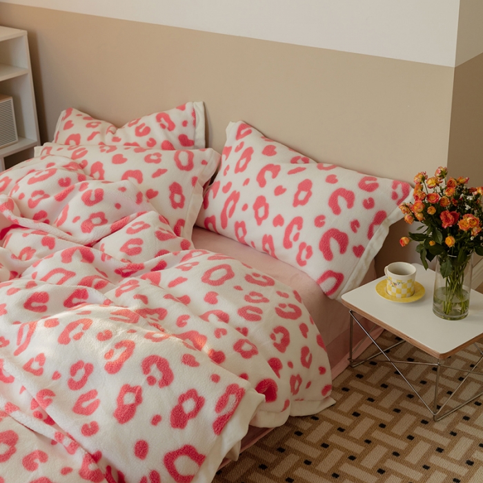 91家纺网 家纺一手货源 找家纺 澳梵家居 2021新款ins网红小颗粒羊羔绒牛奶绒绒四件套 粉色小豹纹