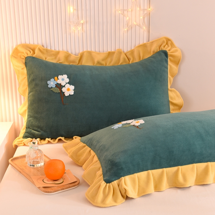 91家纺网 家纺一手货源 找家纺 甜之梦 2025新款毛巾绣牛奶绒单枕套 满天星墨绿