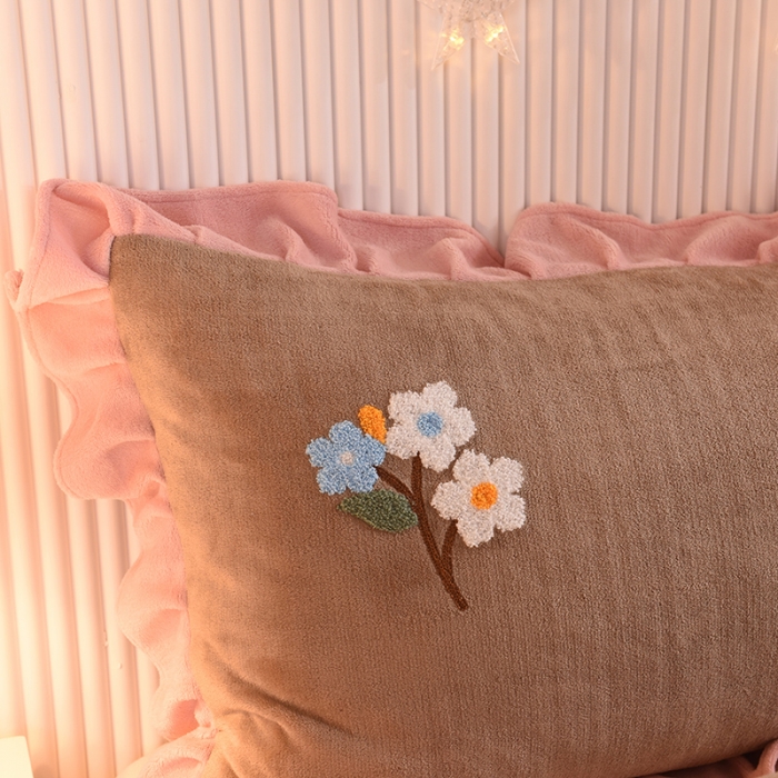 91家纺网 家纺一手货源 找家纺 甜之梦 2025新款毛巾绣牛奶绒单枕套 满天星奶茶咖