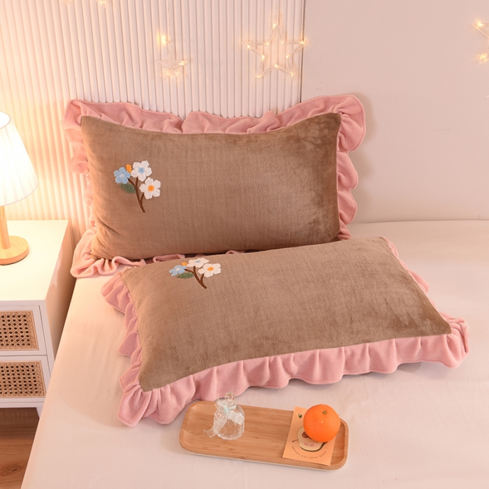 91家纺网 家纺一手货源 找家纺 甜之梦 2025新款毛巾绣牛奶绒单枕套 满天星奶茶咖