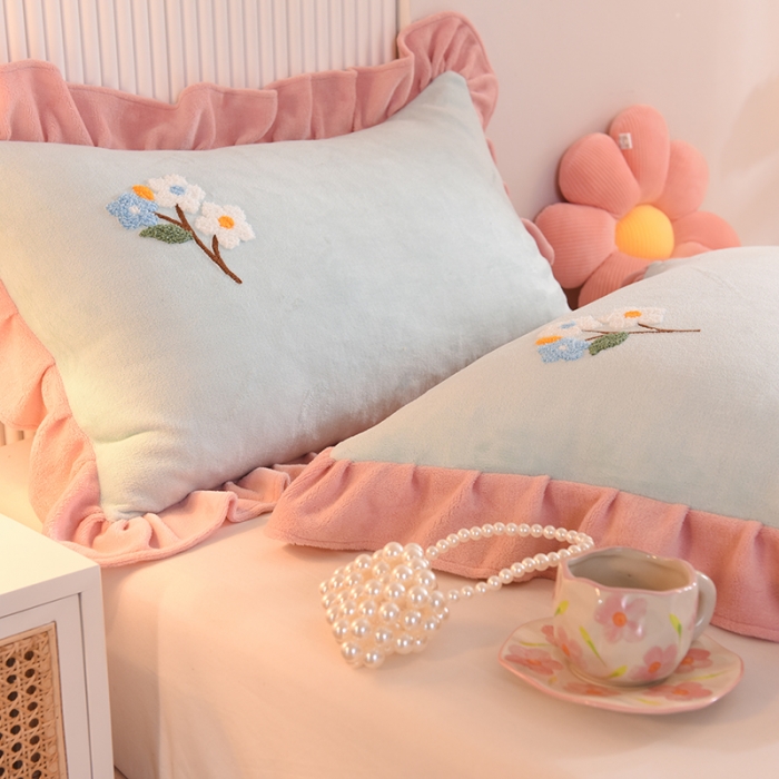 91家纺网 家纺一手货源 找家纺 甜之梦 2025新款毛巾绣牛奶绒单枕套 满天星嫩绿