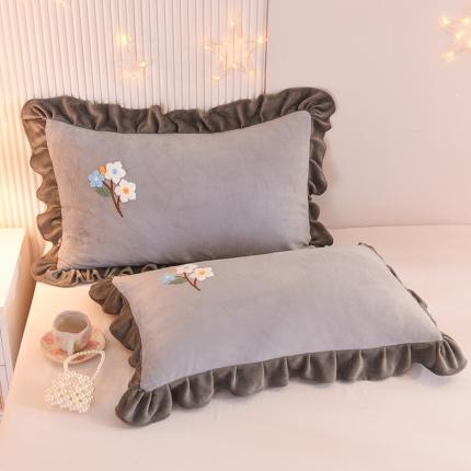 91家纺网 家纺一手货源 找家纺 甜之梦 2025新款毛巾绣牛奶绒单枕套 满天星浅灰