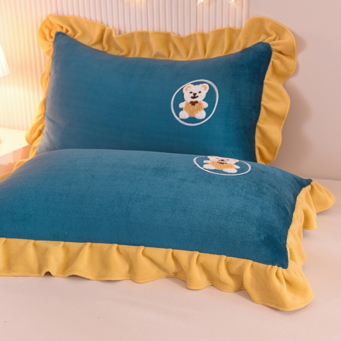 91家纺网 家纺一手货源 找家纺 甜之梦 2025新款毛巾绣牛奶绒单枕套 小熊宝可梦宝石蓝
