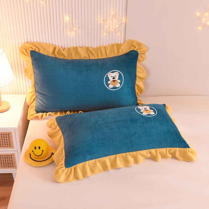 91家纺网 家纺一手货源 找家纺 甜之梦 2025新款毛巾绣牛奶绒单枕套 小熊宝可梦宝石蓝
